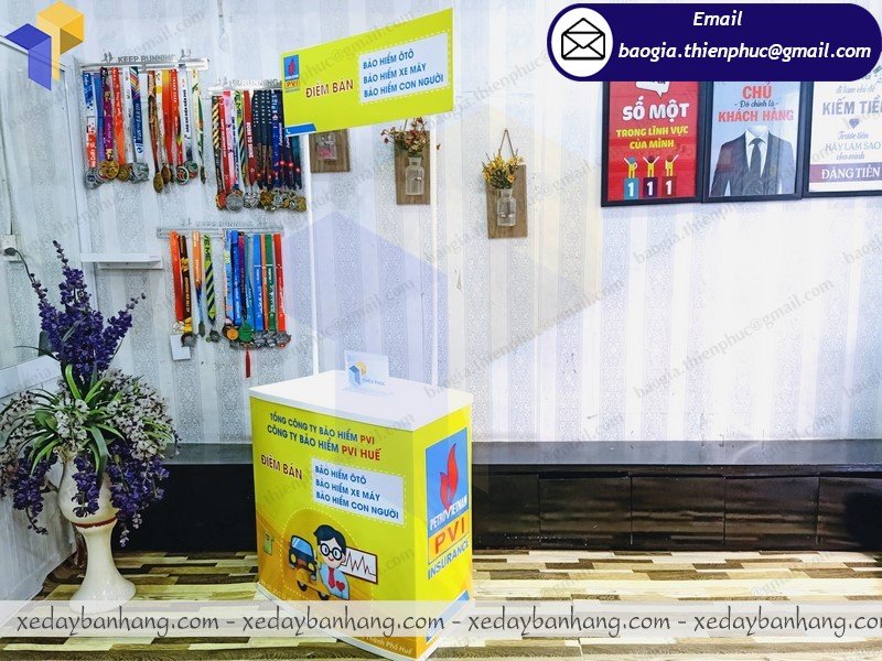 gia công  booth nhựa bán hàng hội chợ