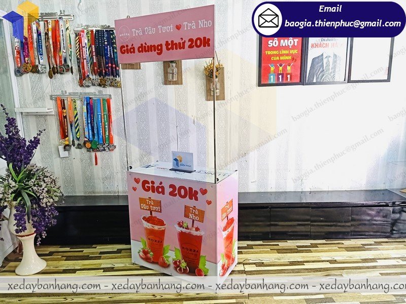 thiết kế booth sắt bán trà dâu