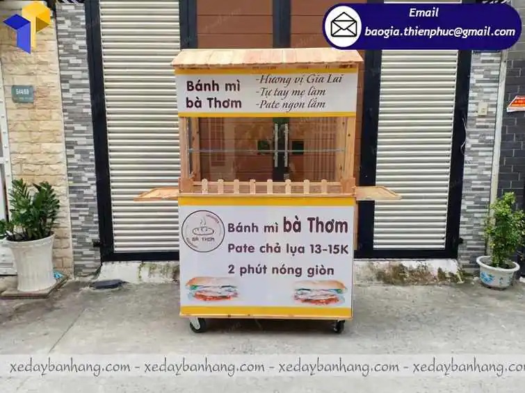 xe đẩy bán bánh mì bằng gỗ